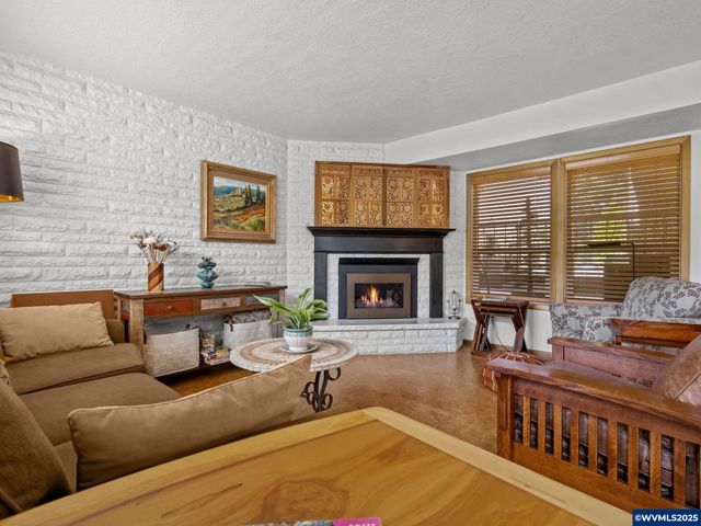 598 Salem Heights Av S, Salem, OR 97302