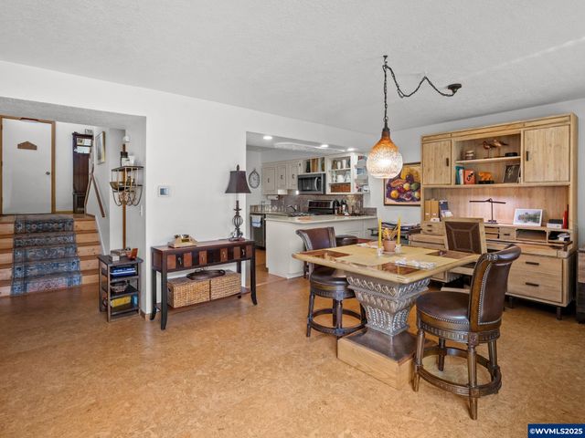 598 Salem Heights Av S, Salem, OR 97302