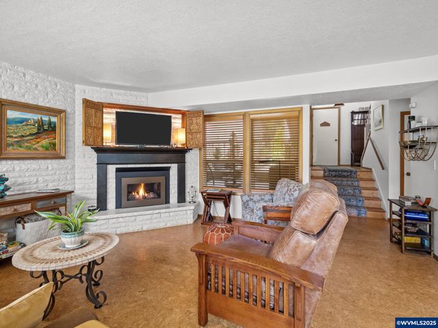 598 Salem Heights Av S, Salem, OR 97302