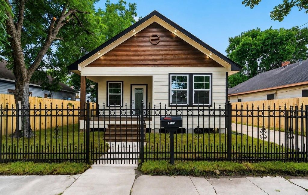 7135 Avenue E, Houston, TX 77011
