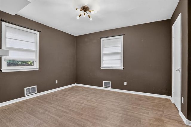 11149 Spring Valley Road, Kansas City, MO 64134
