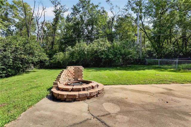 11149 Spring Valley Road, Kansas City, MO 64134