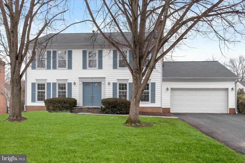Image 1 of property listing at 4 HOLLYBERRY CT, Rockville, MD 20852
