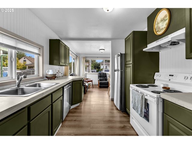 114 CHERRY St, Castle Rock, WA 98611