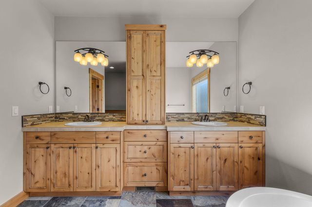 10103 Juniper Glen Circle, Redmond, OR 97756