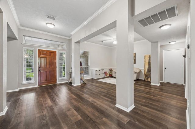 213 Falcon Lake Circle, Friendswood, TX 77546