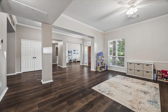213 Falcon Lake Circle, Friendswood, TX 77546