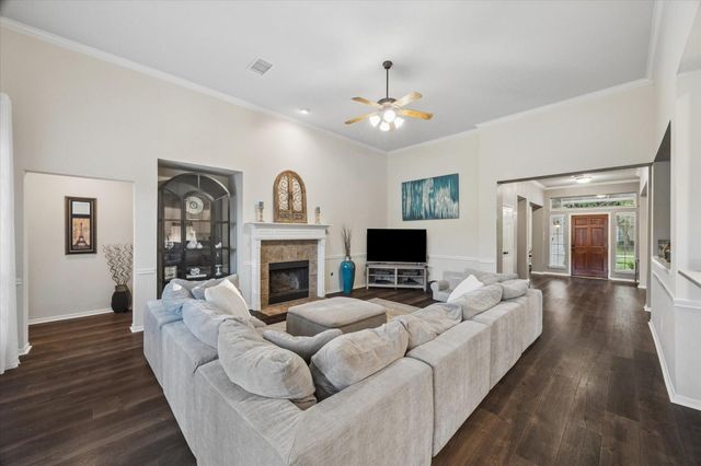 213 Falcon Lake Circle, Friendswood, TX 77546