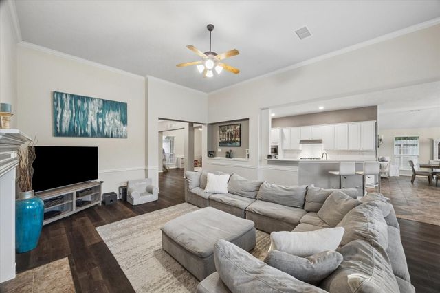 213 Falcon Lake Circle, Friendswood, TX 77546