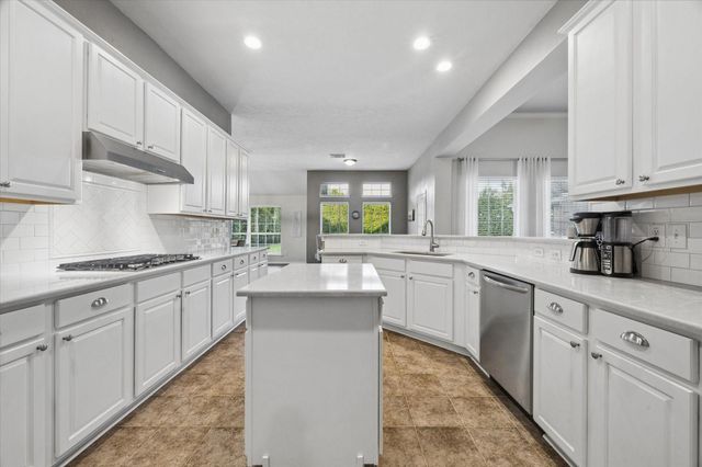 213 Falcon Lake Circle, Friendswood, TX 77546