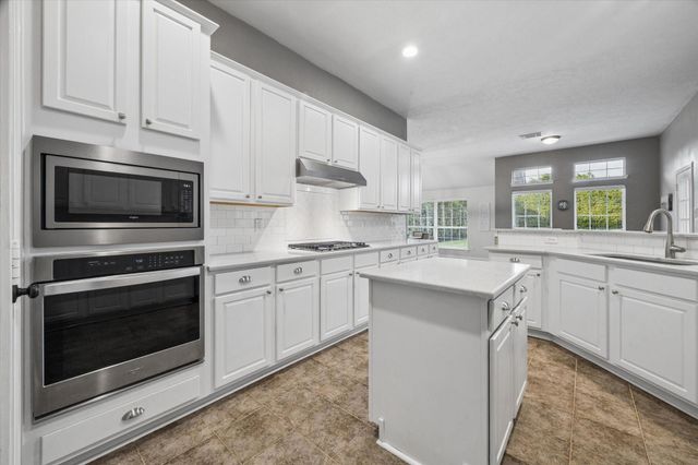 213 Falcon Lake Circle, Friendswood, TX 77546
