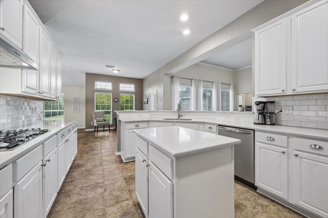 213 Falcon Lake Circle, Friendswood, TX 77546