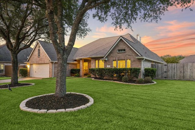 213 Falcon Lake Circle, Friendswood, TX 77546