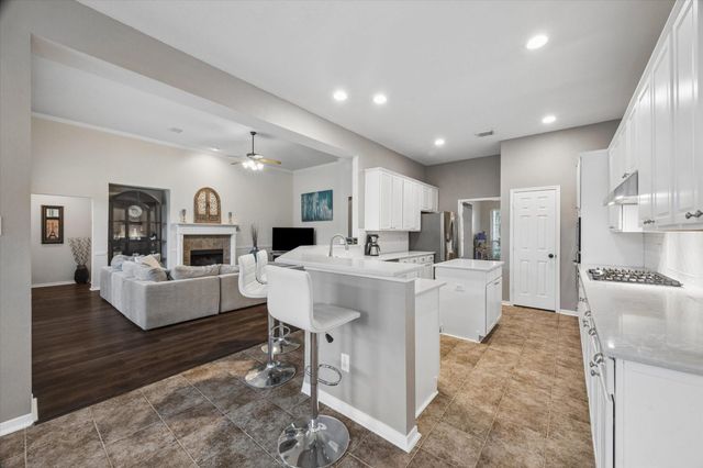 213 Falcon Lake Circle, Friendswood, TX 77546