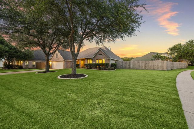 213 Falcon Lake Circle, Friendswood, TX 77546