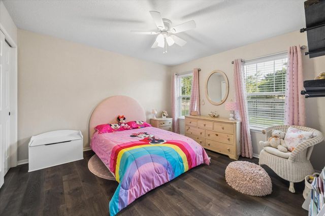 213 Falcon Lake Circle, Friendswood, TX 77546