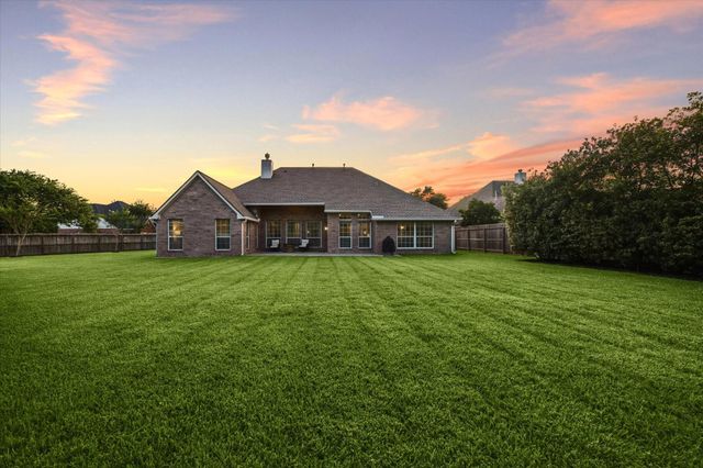 213 Falcon Lake Circle, Friendswood, TX 77546