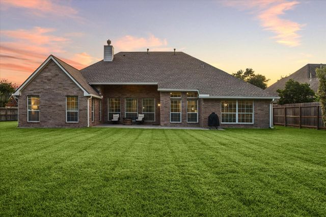 213 Falcon Lake Circle, Friendswood, TX 77546