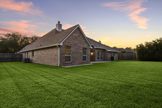 213 Falcon Lake Circle, Friendswood, TX 77546