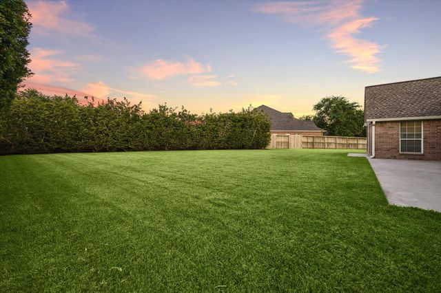 213 Falcon Lake Circle, Friendswood, TX 77546