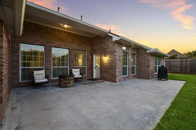 213 Falcon Lake Circle, Friendswood, TX 77546