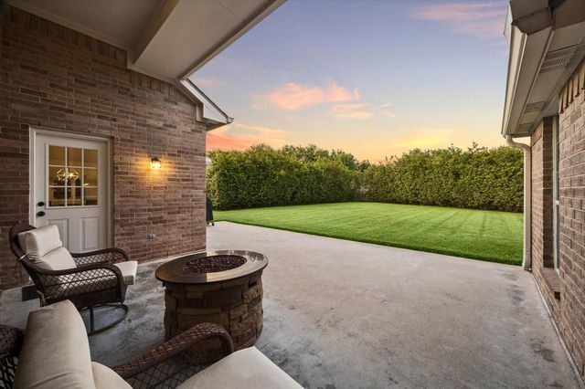 213 Falcon Lake Circle, Friendswood, TX 77546