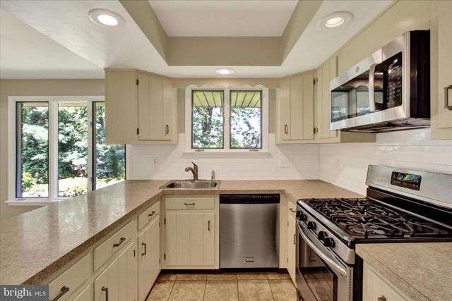 3240 ROUND HILL RD, York, PA 17402