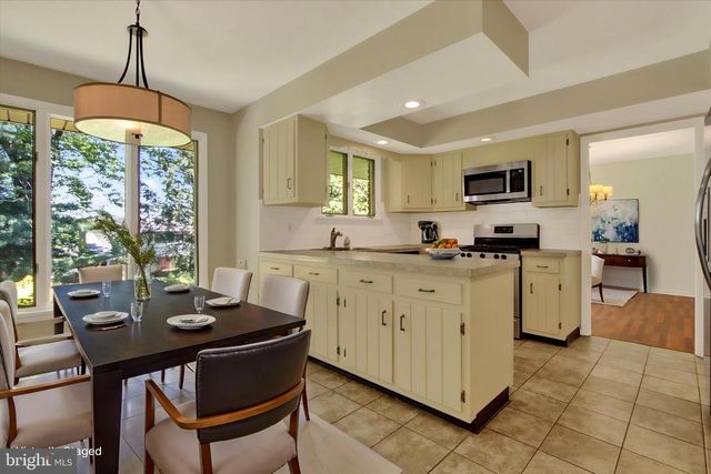 3240 ROUND HILL RD, York, PA 17402