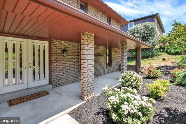 3240 ROUND HILL RD, York, PA 17402