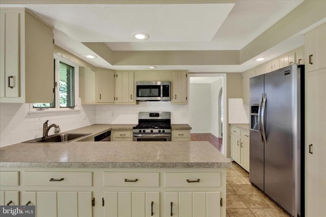 3240 ROUND HILL RD, York, PA 17402