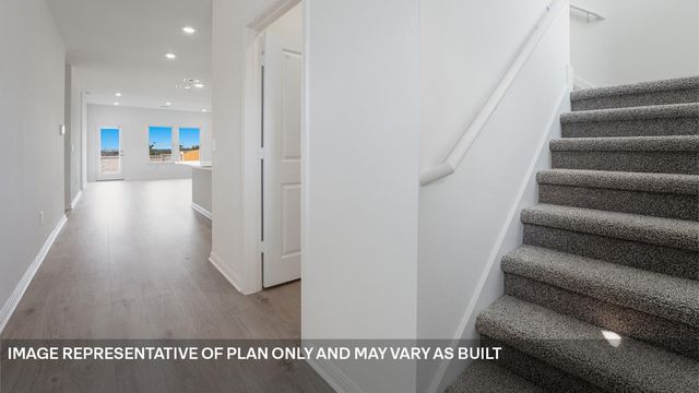 211 MUSTANG LAKE CIR, Buda, TX 78610