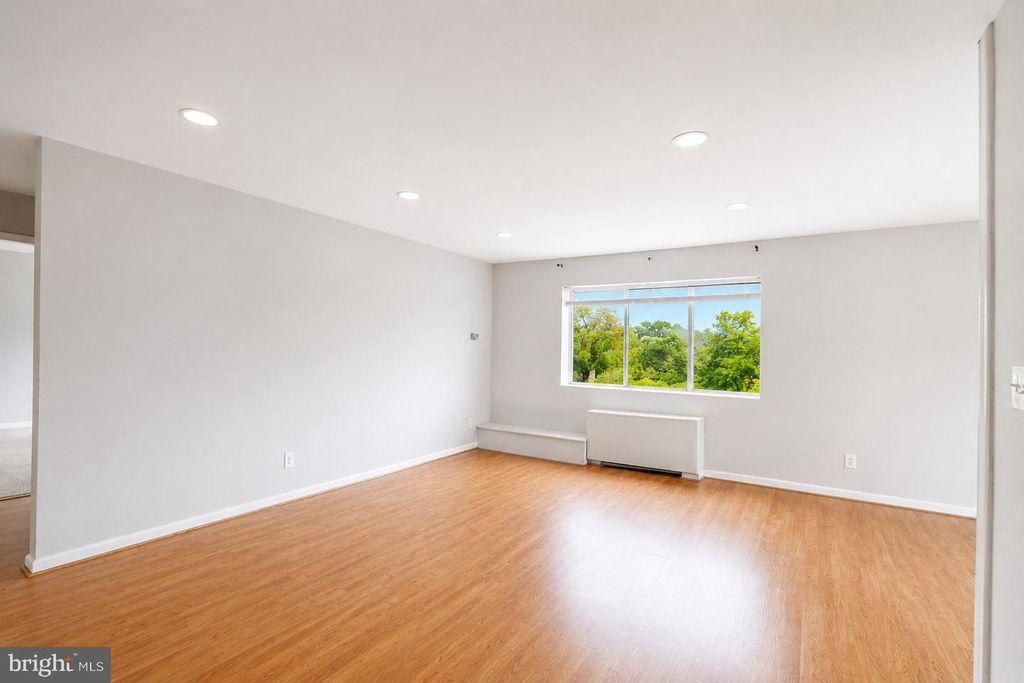Image 10 of property listing at 614 SLIGO AVE #211, Silver Spring, MD 20910