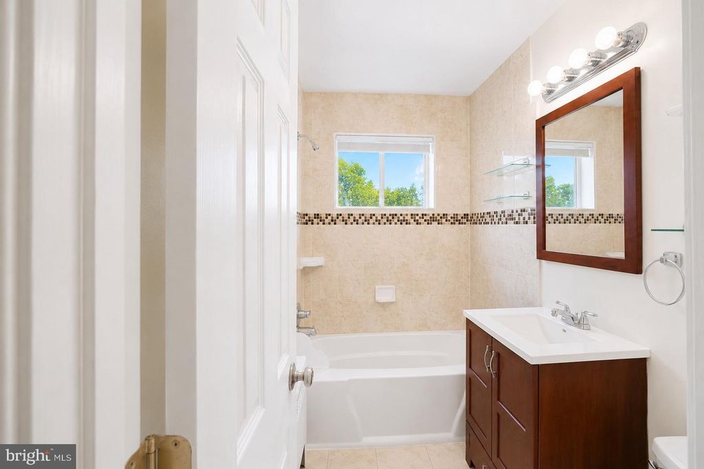 Image 24 of property listing at 614 SLIGO AVE #211, Silver Spring, MD 20910