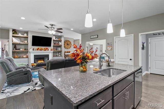 12073 Washington Court, Maryland Heights, MO 63043