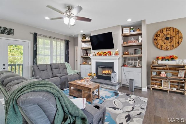 12073 Washington Court, Maryland Heights, MO 63043