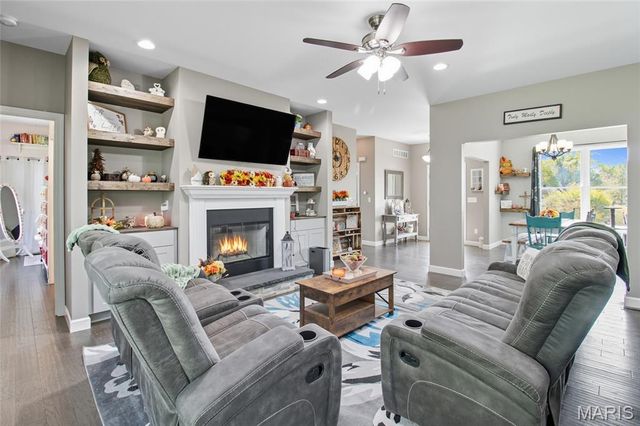 12073 Washington Court, Maryland Heights, MO 63043