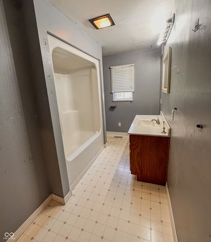 1172 N 200 E, Anderson, IN 46012