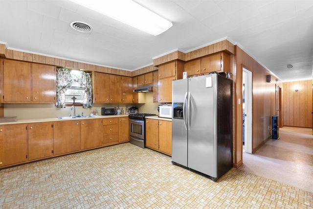 414 Hospital Dr, Raceland, LA 70394