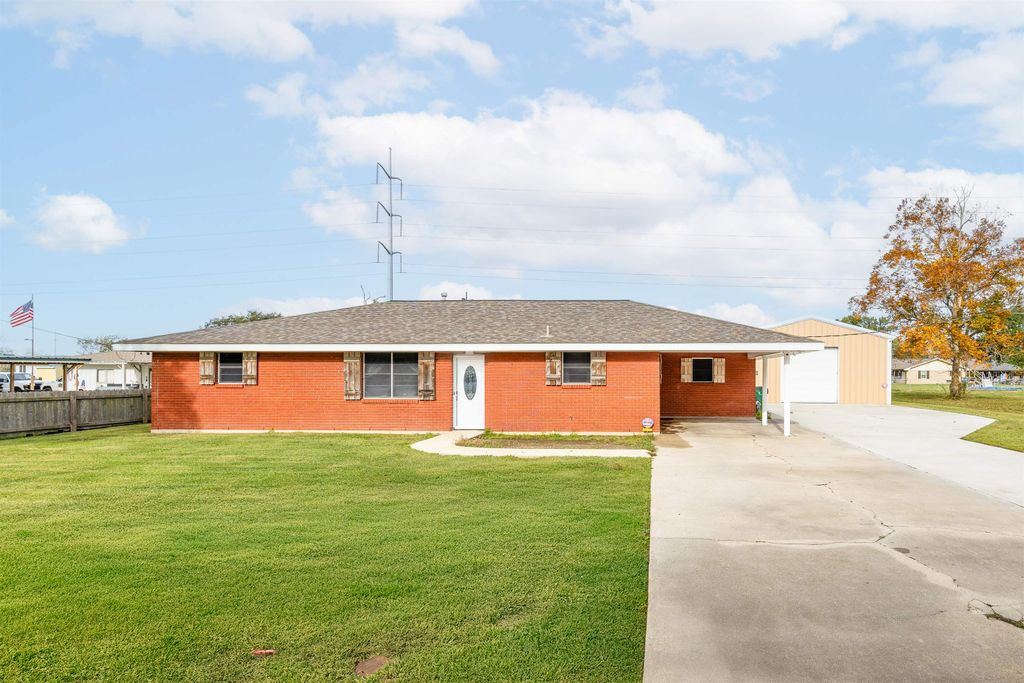 414 Hospital Dr, Raceland, LA 70394