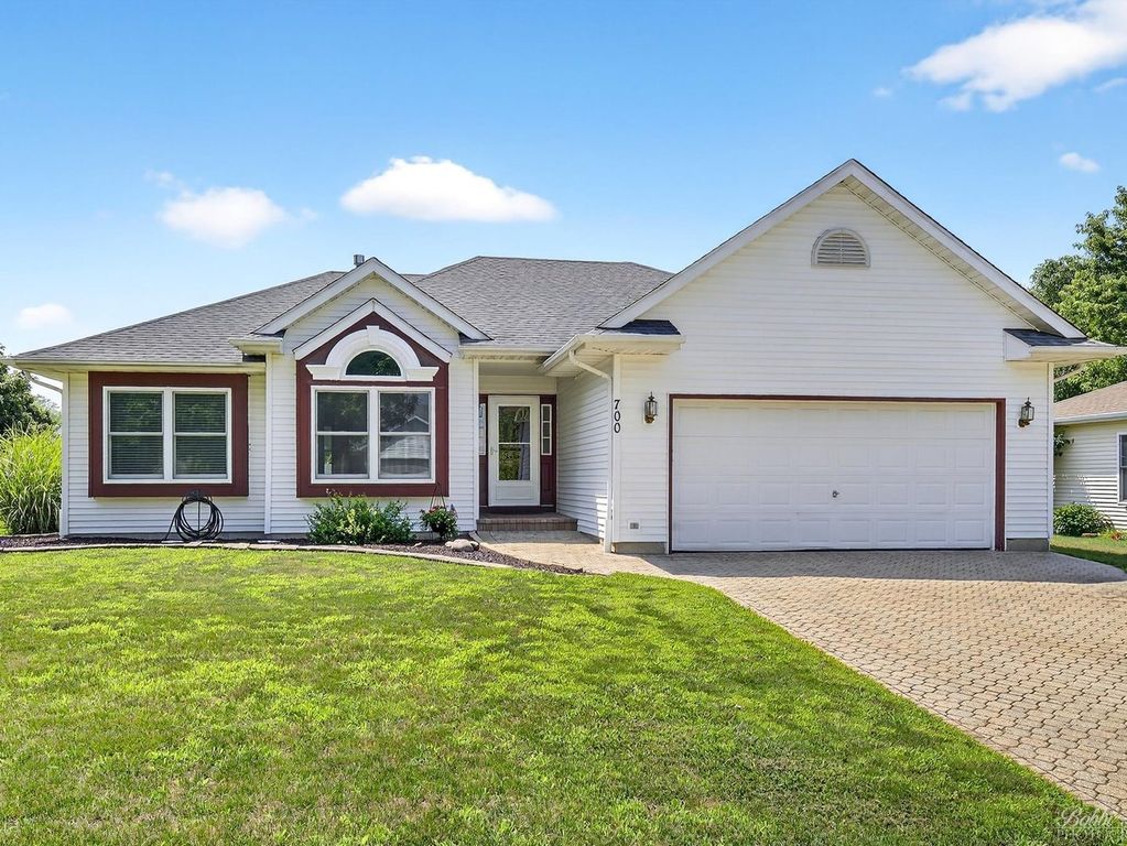 700 COTTONWOOD Circle, Genoa, IL 60135