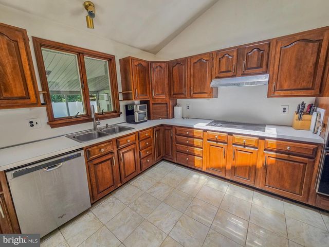 33 DELWOOD RD, Cherry Hill, NJ 08002