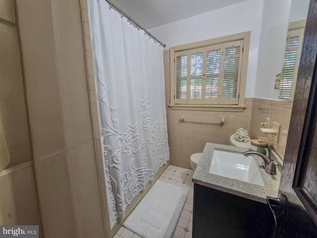 33 DELWOOD RD, Cherry Hill, NJ 08002