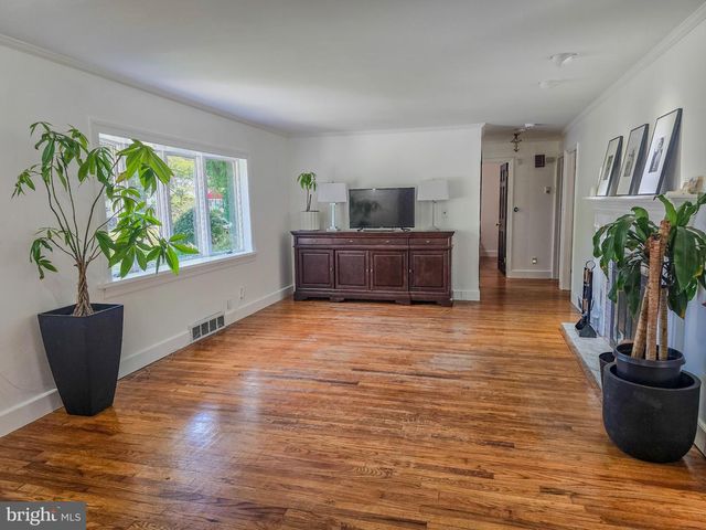 33 DELWOOD RD, Cherry Hill, NJ 08002