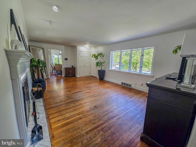 33 DELWOOD RD, Cherry Hill, NJ 08002