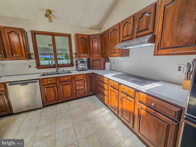 33 DELWOOD RD, Cherry Hill, NJ 08002