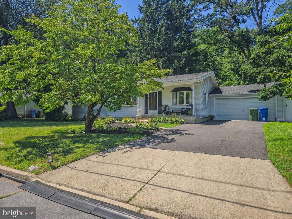 33 DELWOOD RD, Cherry Hill, NJ 08002