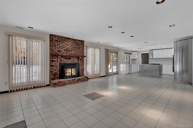 1 Domino Way, Mount Sinai, NY 11766