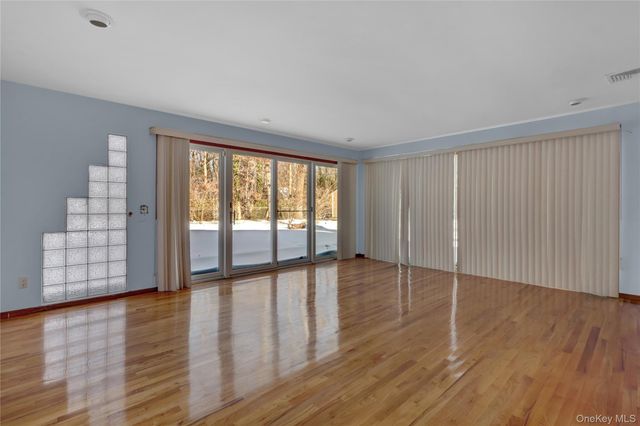 1 Domino Way, Mount Sinai, NY 11766