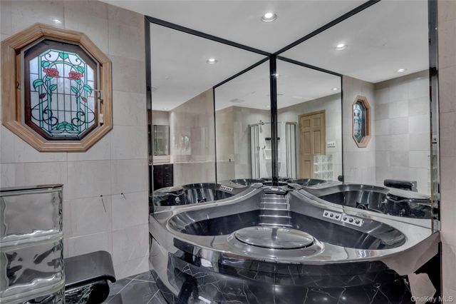 1 Domino Way, Mount Sinai, NY 11766