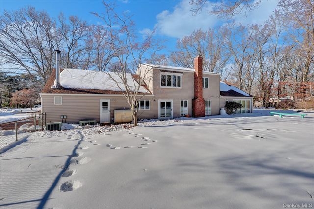 1 Domino Way, Mount Sinai, NY 11766